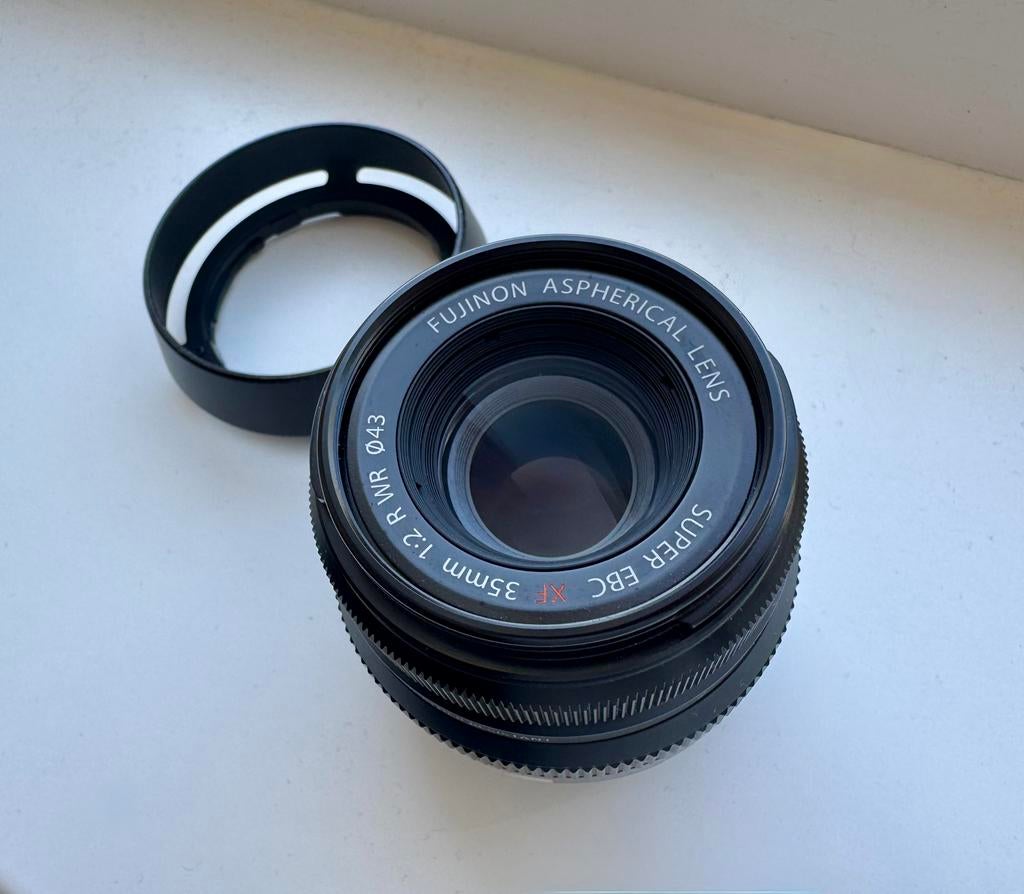 Fujifilm XF 35mm f/2 R WR + originele Fuji zonnekap, Ophalen of Verzenden, Zo goed als nieuw, Standaardlens