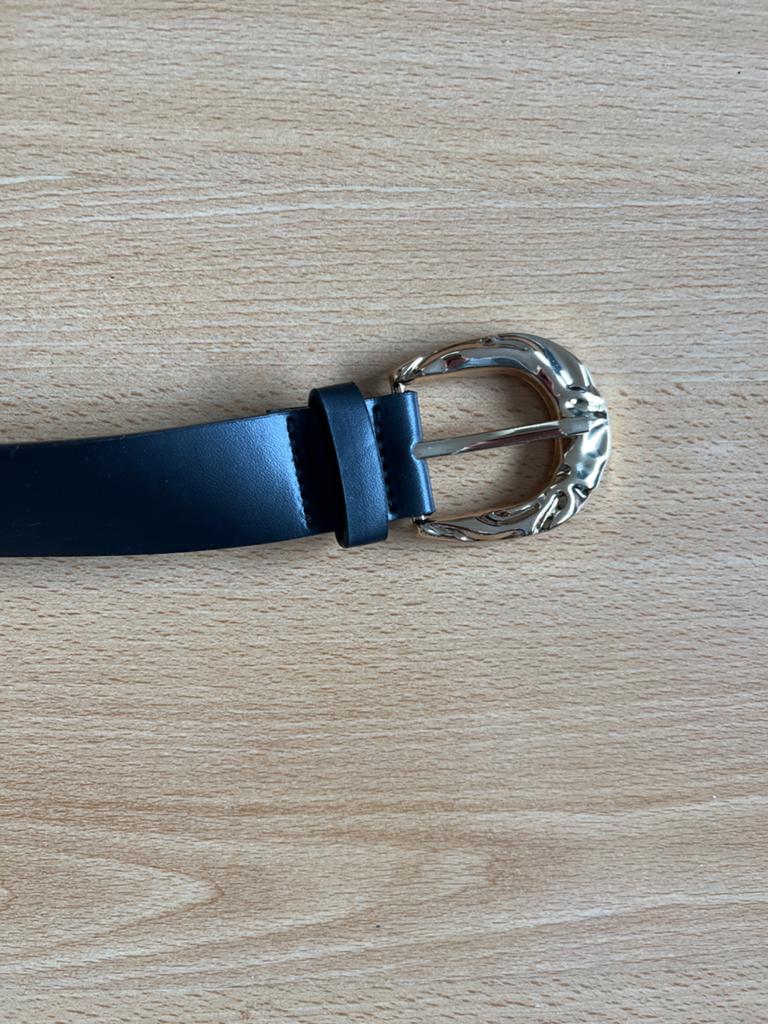 Zwarte riem 110cm met gouden gesp, Kleding | Dames, Riemen en Ceinturen, Ophalen of Verzenden, Zo goed als nieuw, Zwart, 100 cm of meer