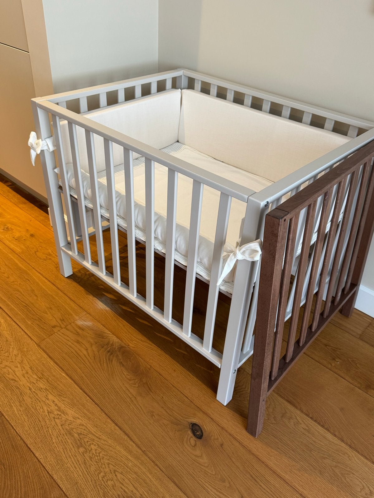 NIEUW in doos: Pericles baby box mia Dune beige met wieltjes, Ophalen, Nieuw, Rechthoekig, In hoogte verstelbaar