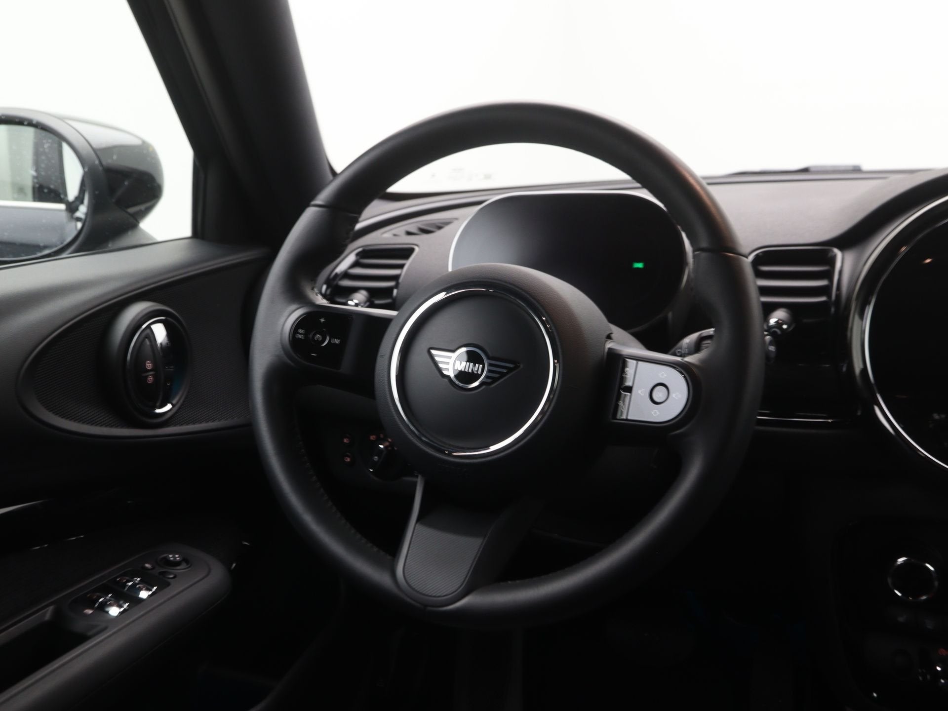 MINI Clubman Cooper Classic Business Edition Aut. (bj 2024), Auto's, 136 pk, Gebruikt, Leder en Stof, Zwart