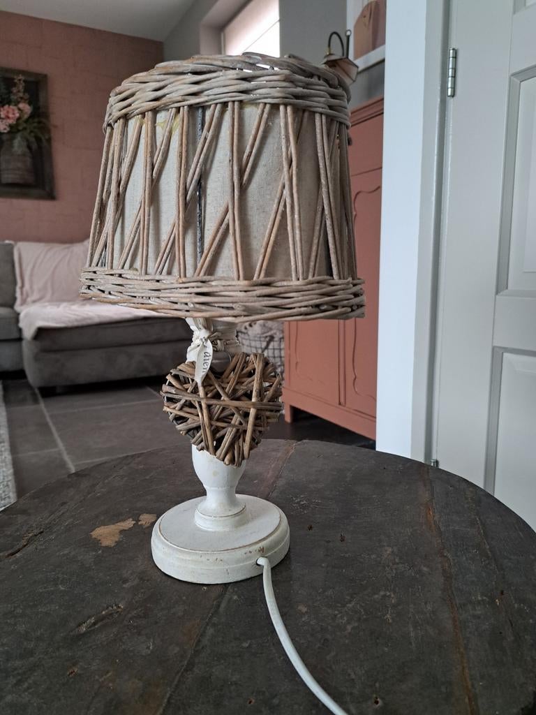 Sfeervol tafellampje met rieten kap en houten voet, Ophalen of Verzenden