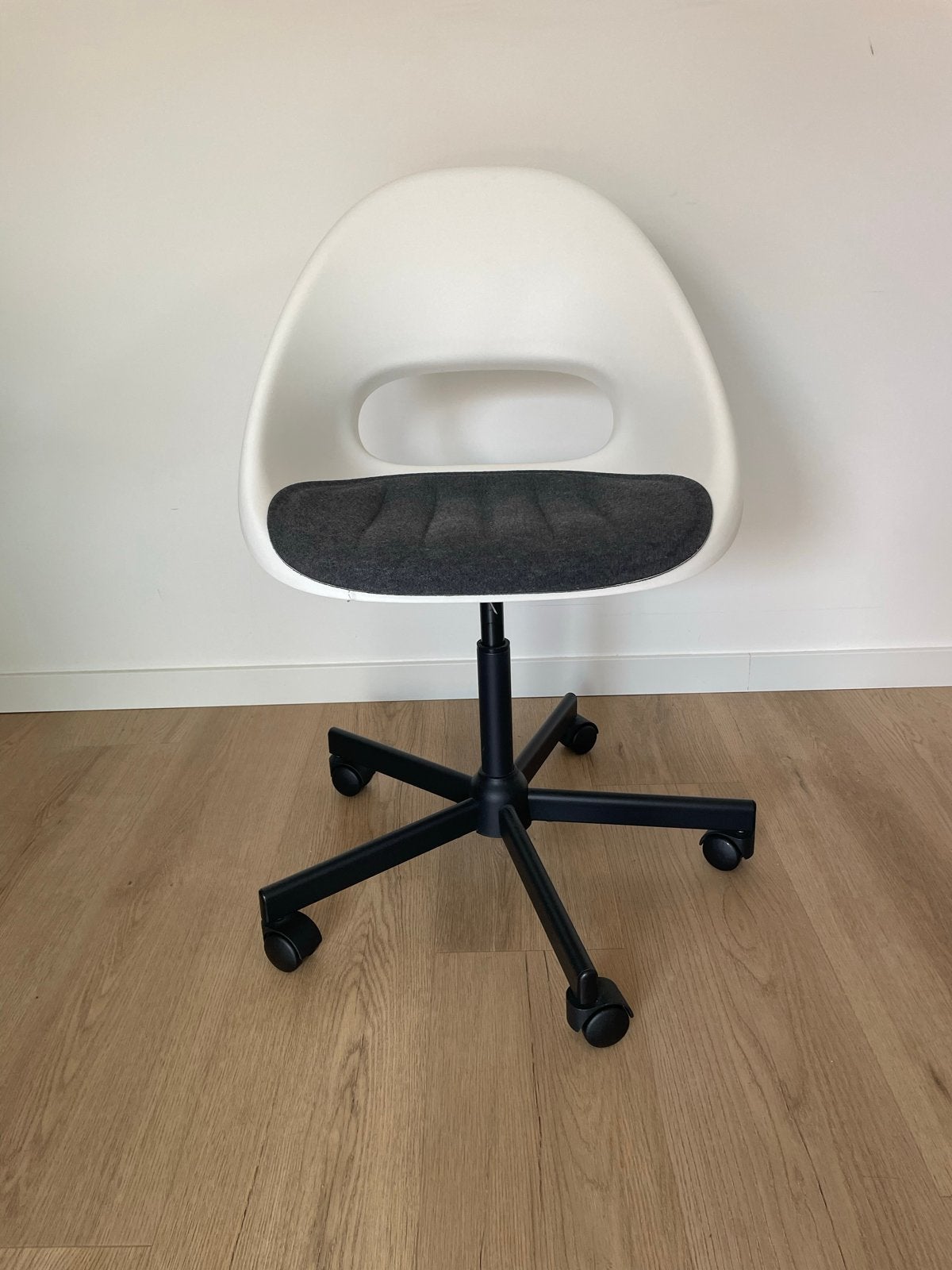 Ikea bureaustoel LOBERGET / MALSKÄR zwart/wit, Huis en Inrichting, Ophalen, Zo goed als nieuw, Wit, Bureaustoel