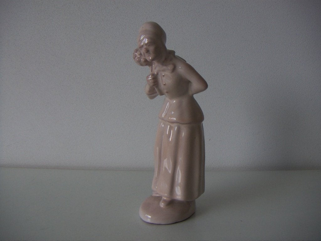 Jan Nuvelsteyn beeld van vrouw met takkenbos. Gouda plateel., Ophalen of Verzenden, Zo goed als nieuw, Mens