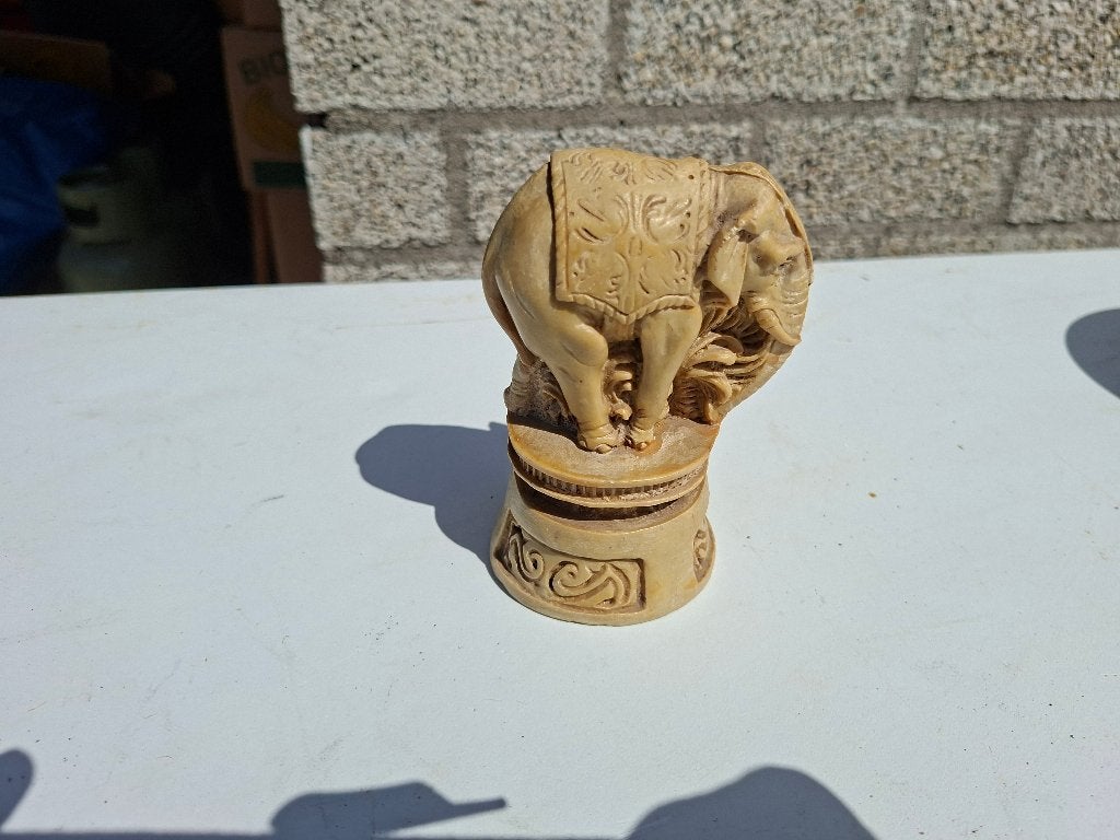 antiek olifant beeld op sokkel, Ophalen of Verzenden, Zo goed als nieuw, Mens