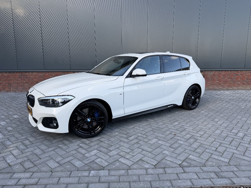BMW 1-serie 120i M Sport Shadow High Executive, 1998 cc, Achterwielaandrijving, Zwart, 4 cilinders