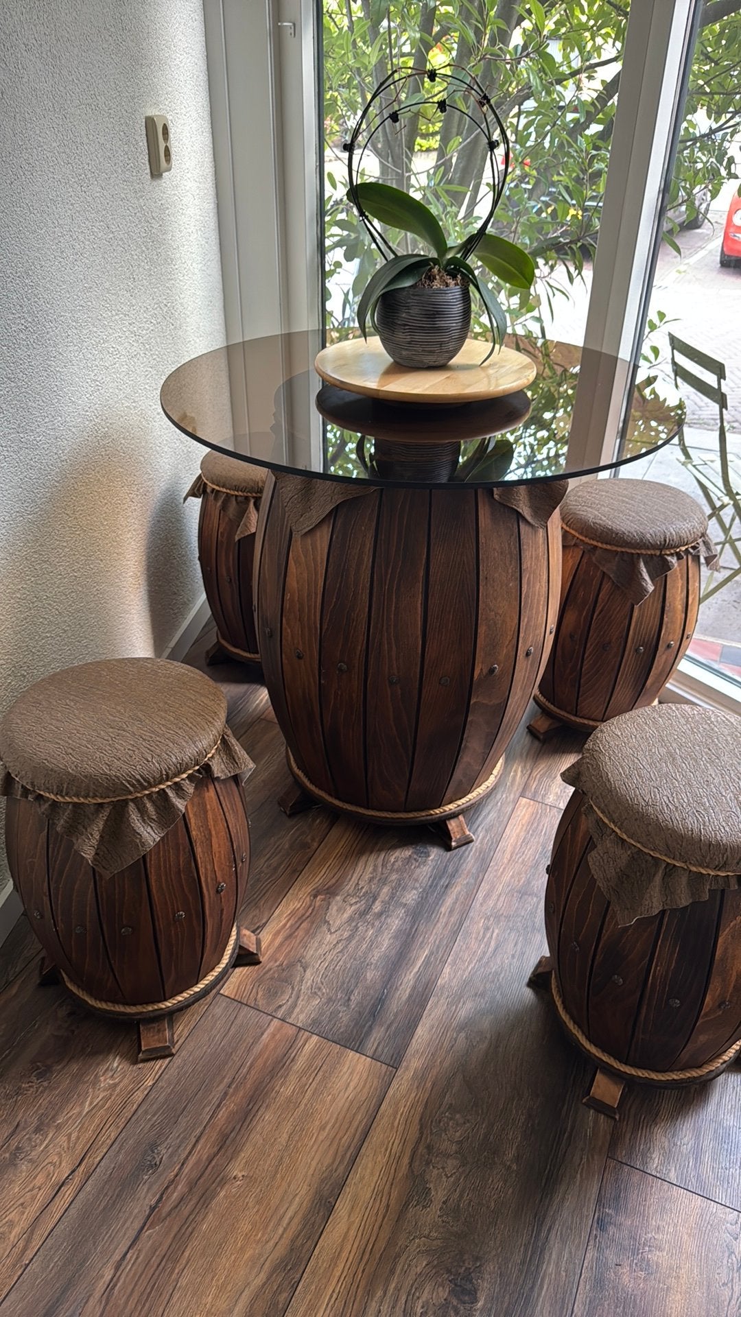 Houten ton barset met glazen blad + 4 krukken, Ophalen, Zo goed als nieuw, Rond, 50 tot 100 cm
