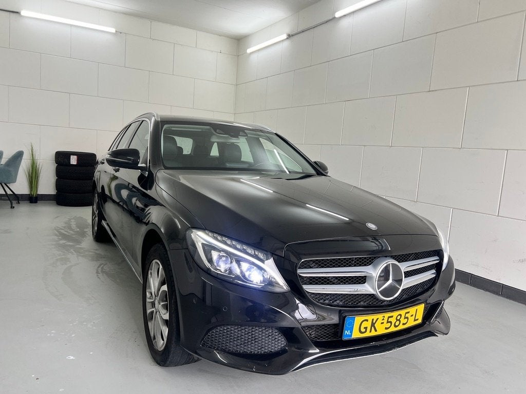 Mercedes C350e Avantgarde | Distronic+ | Nieuwe APK, Automaat, Achterwielaandrijving, Zwart, Hybride Elektrisch/Benzine