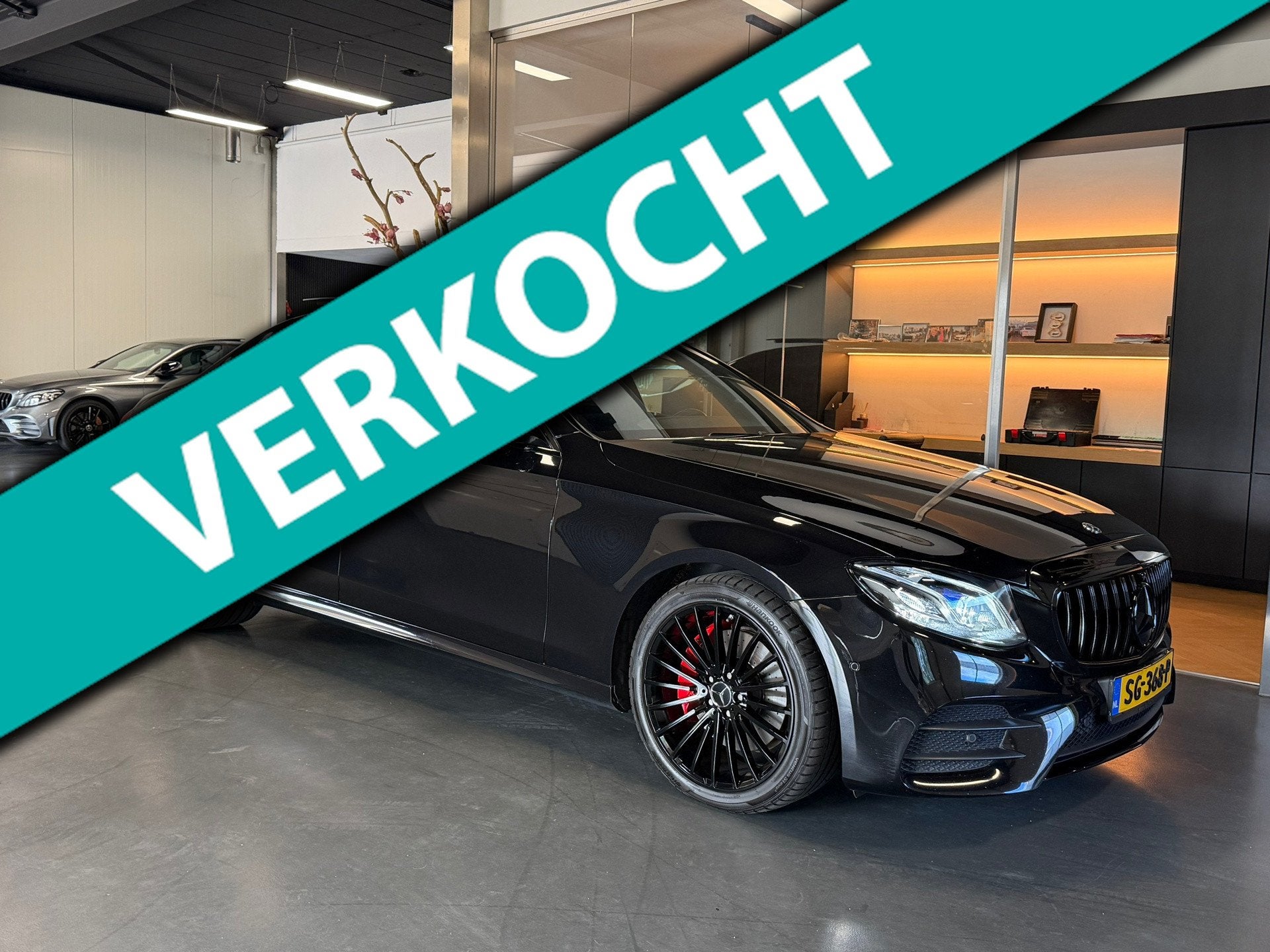 Mercedes-Benz E-klasse 200 Amg night Panorama Burmester 360C, Auto's, Automaat, Dealer onderhouden, Achterwielaandrijving, Gebruikt