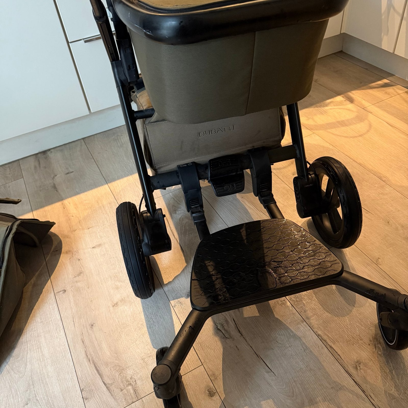 Foto 8 van Dubatti One E3 Cognac Army Green kinderwagen met accessoires