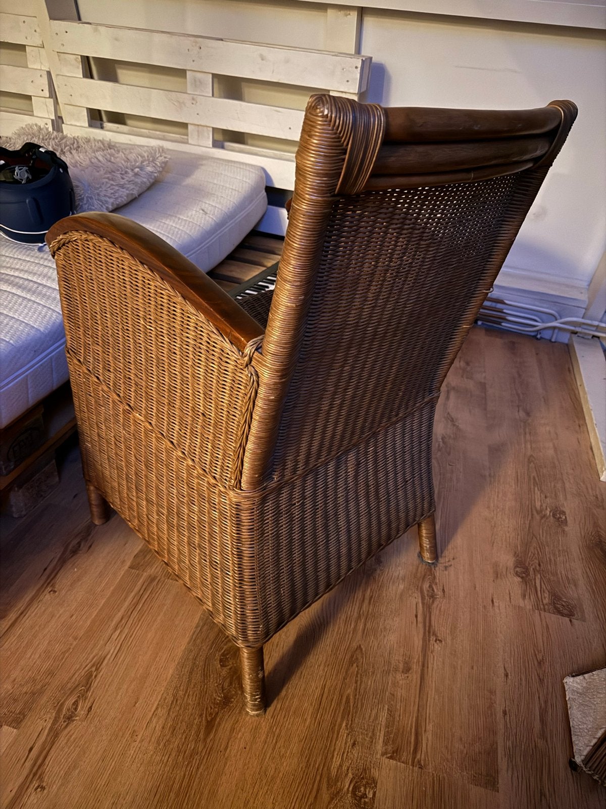 Rotan fauteuil met houten armleuningen, Antiek en Kunst, Ophalen