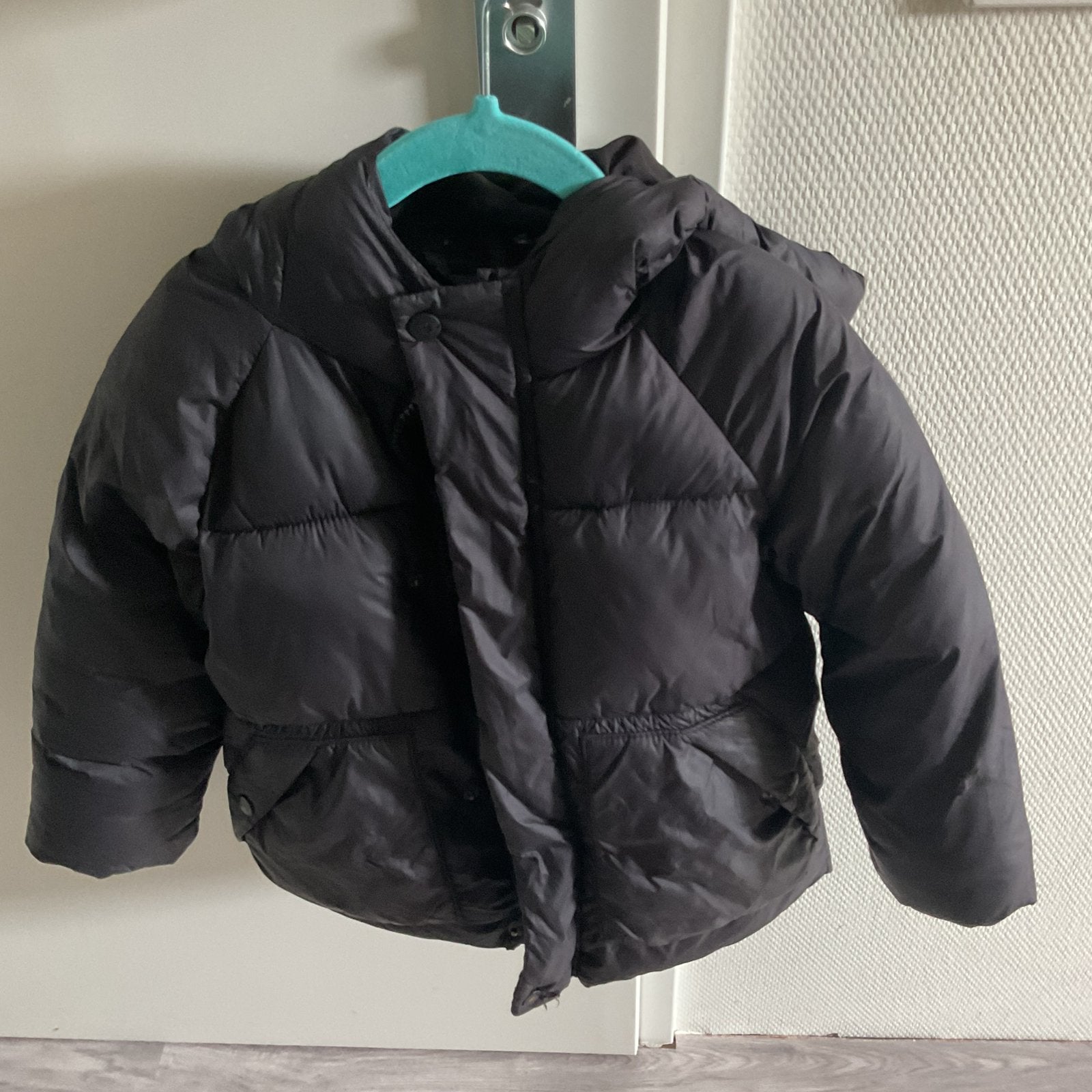 Zwarte jongens winterjas, Kinderen en Baby's, Kinderkleding | Maat 110, Ophalen, Zo goed als nieuw, Jongen, Jas