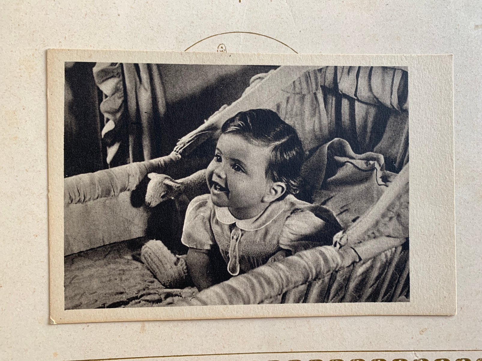 Meisje, baby in wieg (DD), Verzamelen, Ansichtkaarten | Themakaarten, Ophalen of Verzenden, 1920 tot 1940, Ongelopen, Kinderen