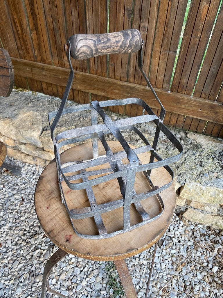 Brocante, metalen flessenrek (voor 4 fl.) houten handvat, Antiek en Kunst, Ophalen of Verzenden