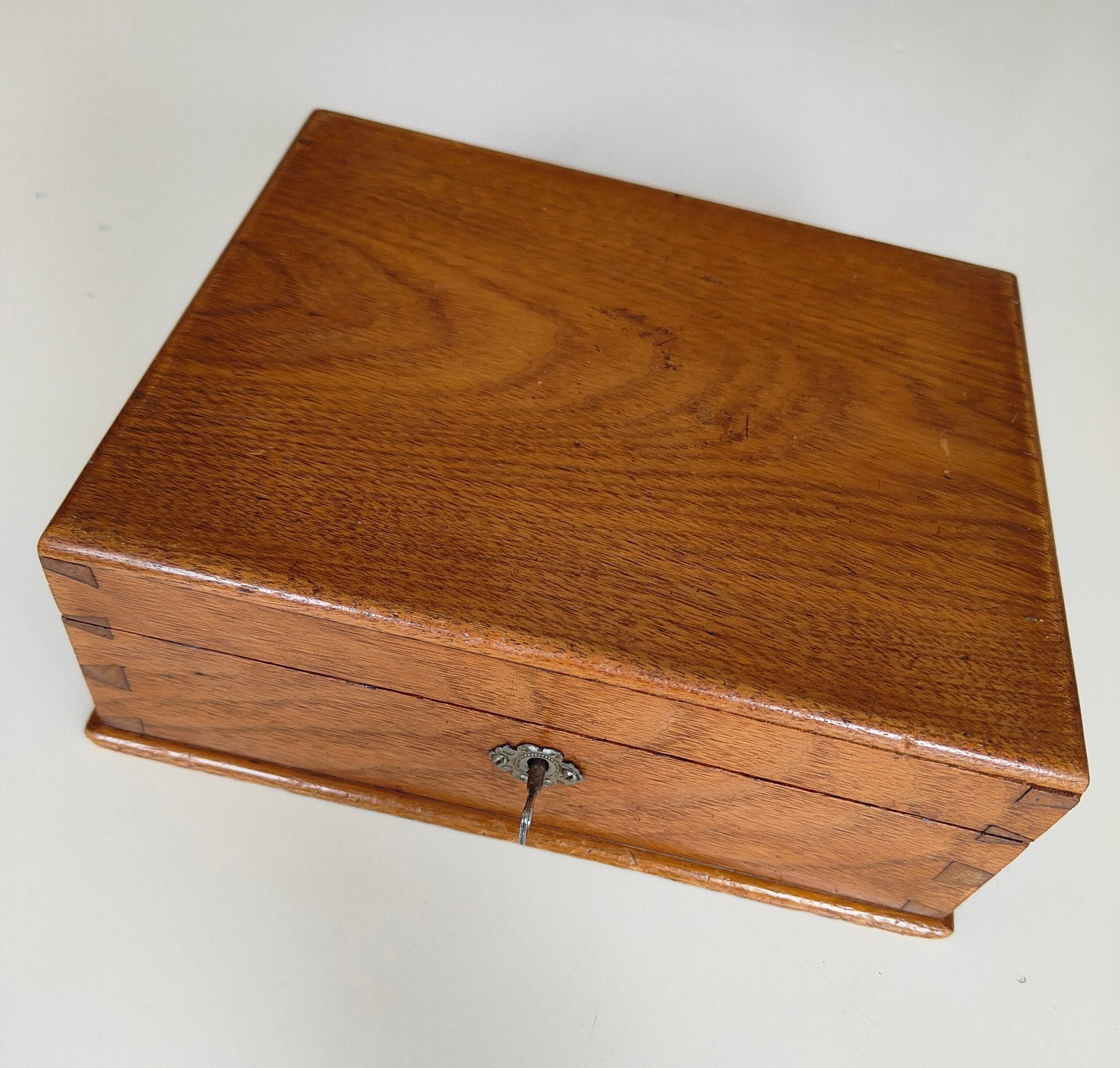 Antiek eikenhouten kistje met sleutel, Antiek en Kunst, Ophalen of Verzenden