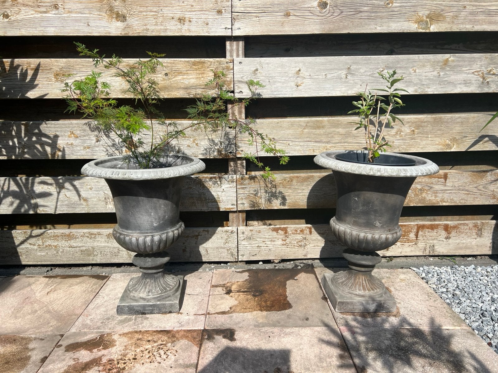 2 Klassieke kunststof tuinvazen grijs, Tuin en Terras, Tuinvazen, Ophalen, Zo goed als nieuw