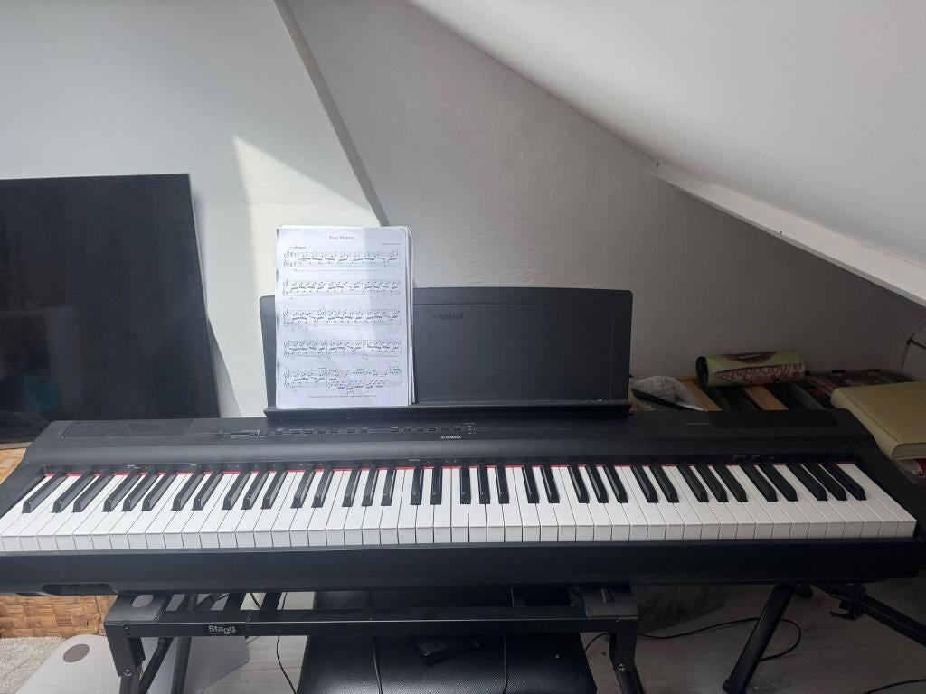 Yamaha p125-a met stoel en onderzet stuk!, Muziek en Instrumenten, Ophalen, Zwart, Digitaal, Zo goed als nieuw