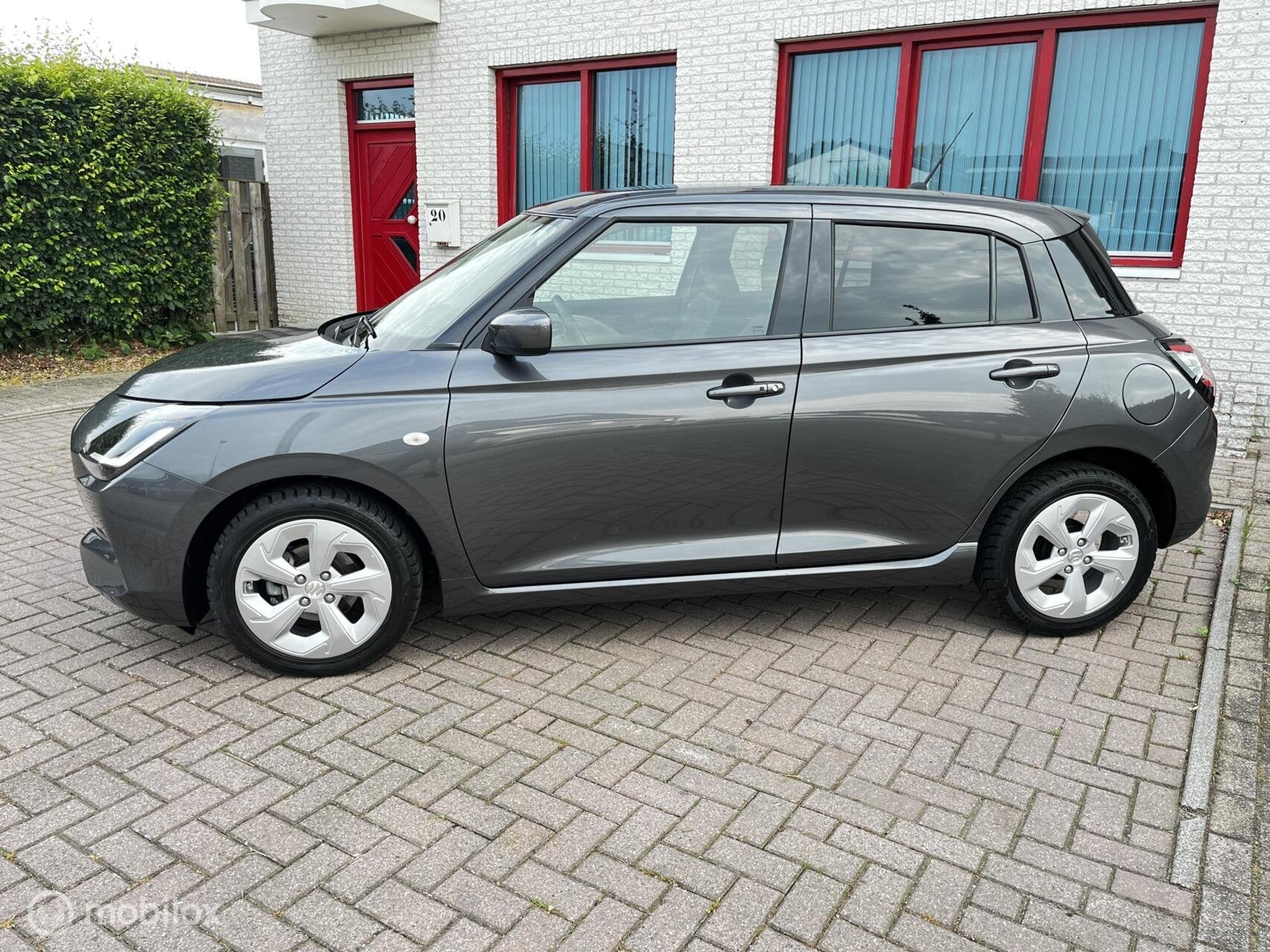 Suzuki Swift 1.2i Smart Hybrid AUTOMAAT/NAVI/CAMERA, Auto's, 83 pk, Stof, Gebruikt, Zwart