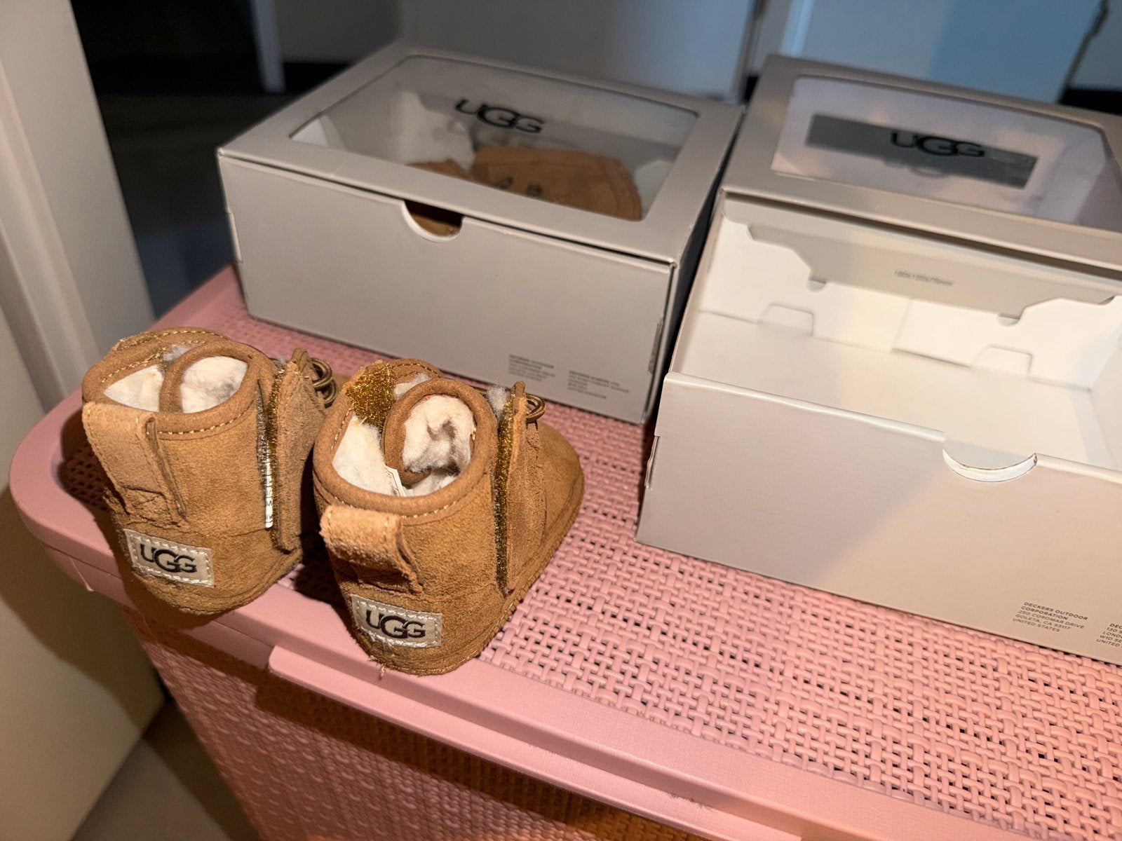 Nieuwe Meegroei Uggs (0-6 maanden) - 2 paar, Kinderen en Baby's, Ophalen of Verzenden, Nieuw, Jongetje of Meisje, Slofjes