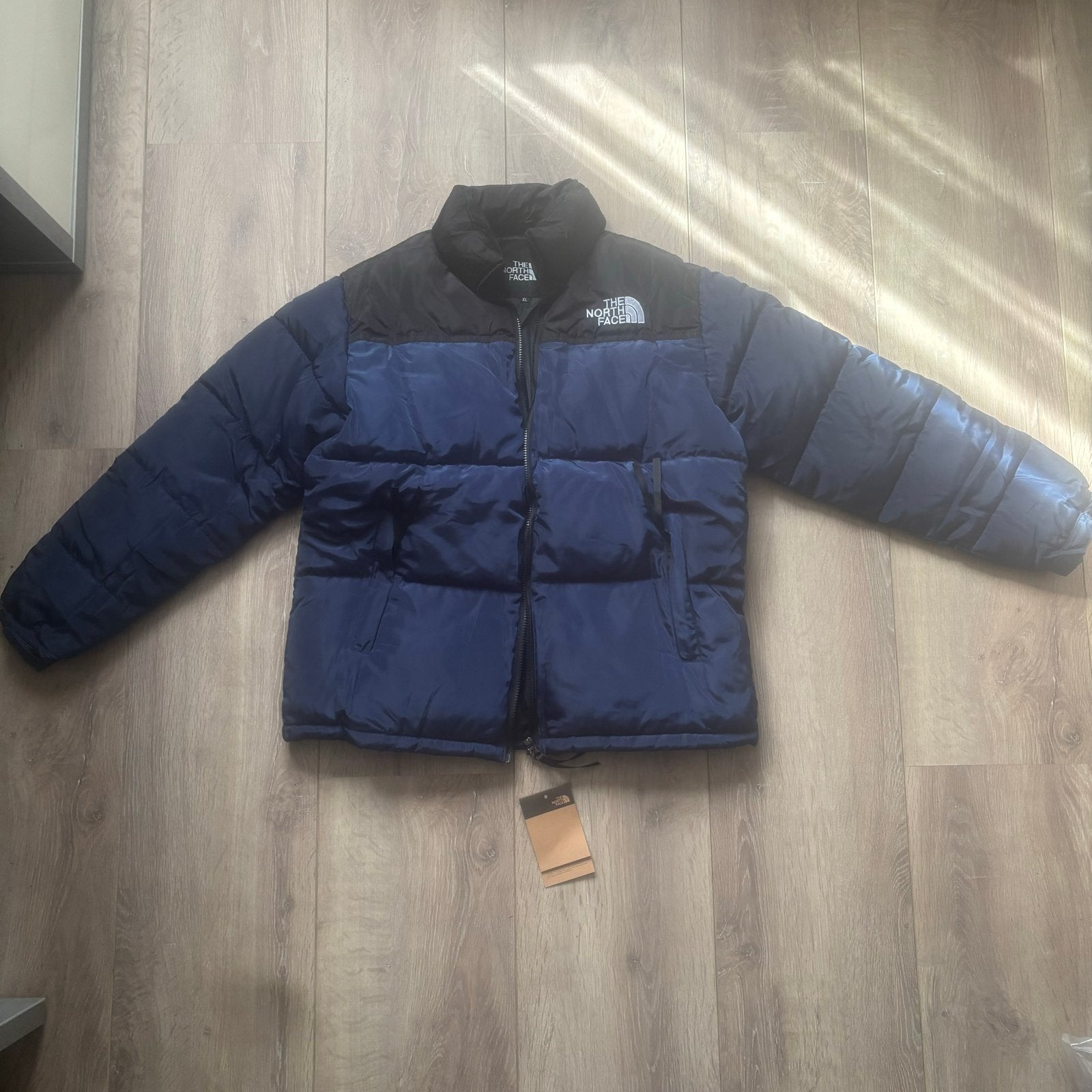 The North Face Puffer Jacket Blauw - Nieuw & Ongedragen, Ophalen of Verzenden, Nieuw, Maat 48/50 (M), Blauw