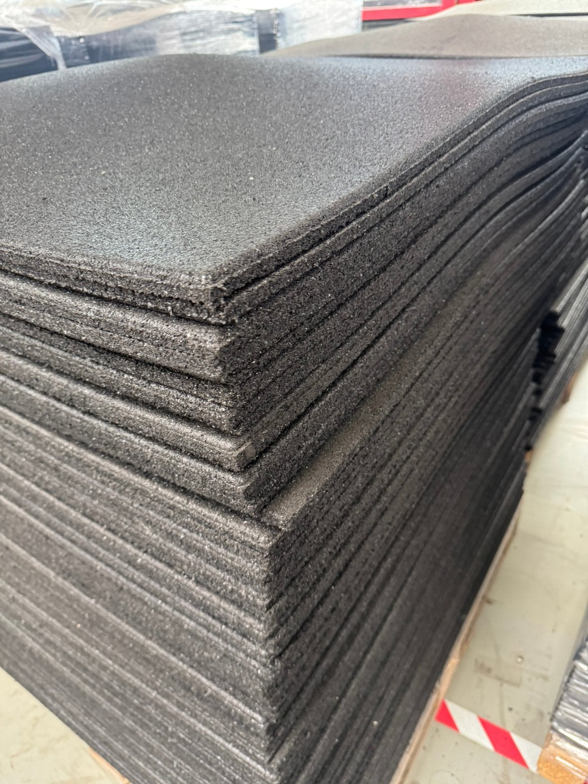 Foto 2 van Fitness Tegels 100 x 100 x 1.5cm €12.50,- per stuk!