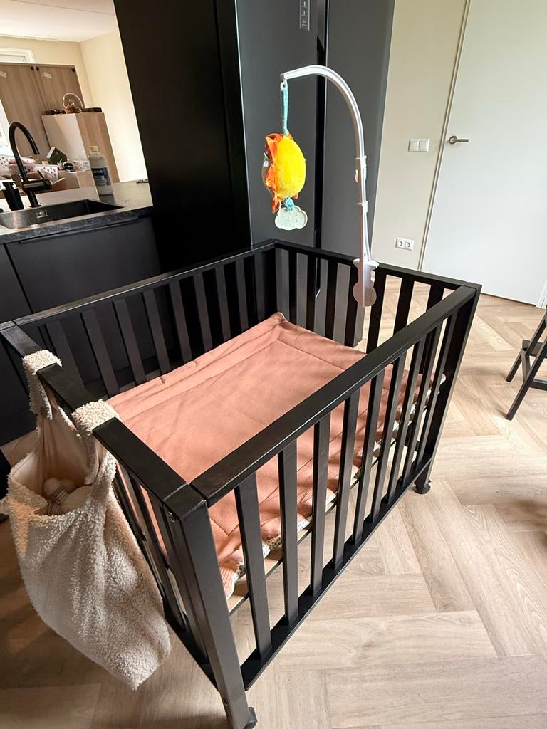 Zwart babybox met mobiel en opbergzak, Ophalen, Zo goed als nieuw, Rechthoekig, In hoogte verstelbaar