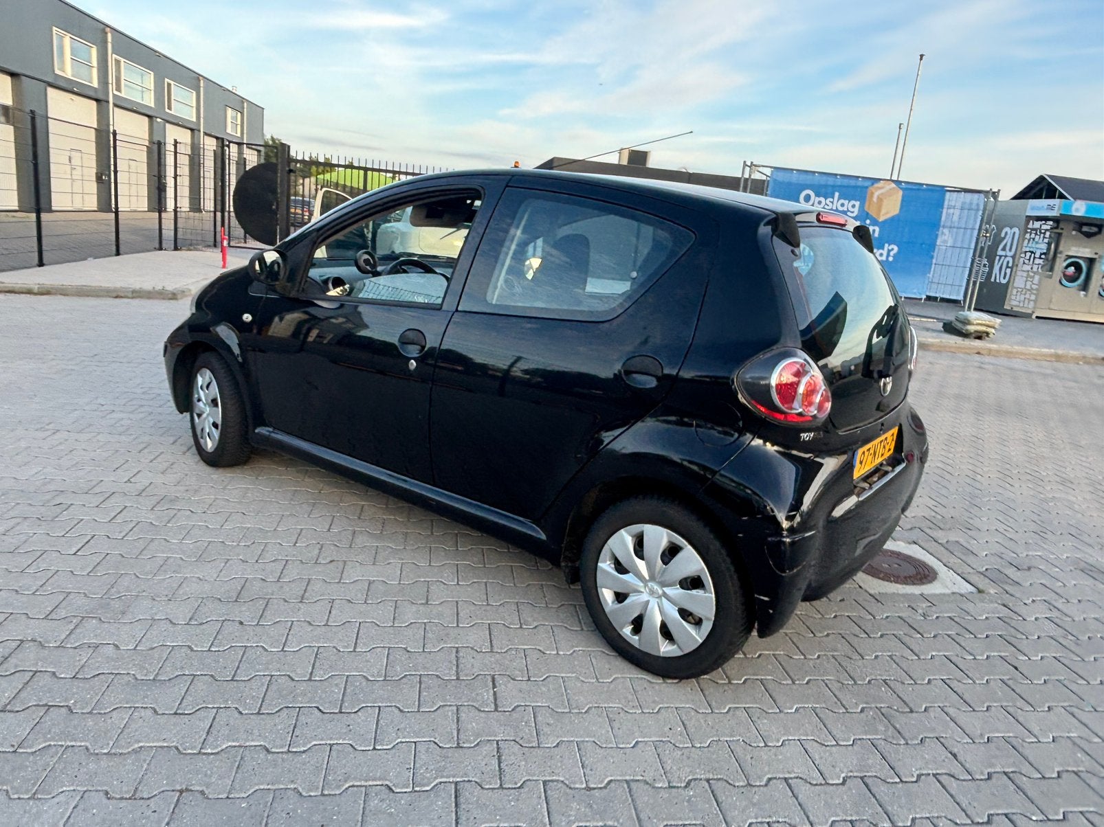 Toyota Aygo 1.0 12V Vvt-i 5DRS 2010 Zwart airco toerenteller, Ophalen of Verzenden