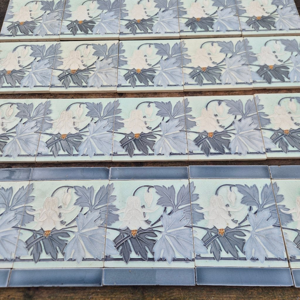 33 art nouveau randtegels in grijs/wit tinten opgelegd decor, Ophalen