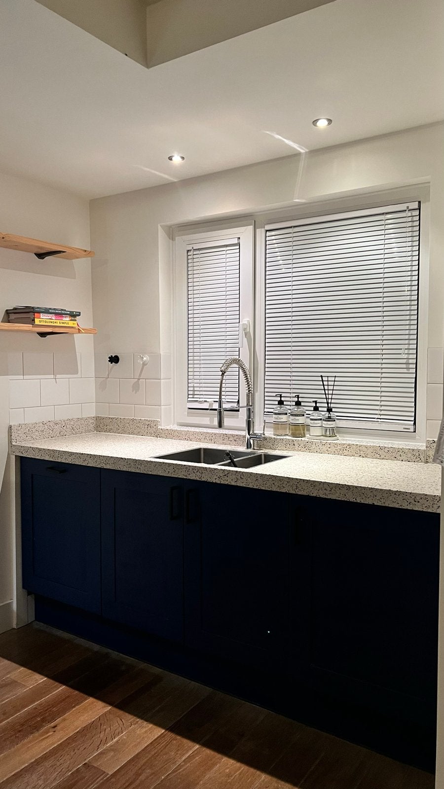 Moderne keuken met donkerblauwe kasten en terrazzo blad, Huis en Inrichting, Ophalen, Gebruikt, Blauw, Enkelwandige keuken