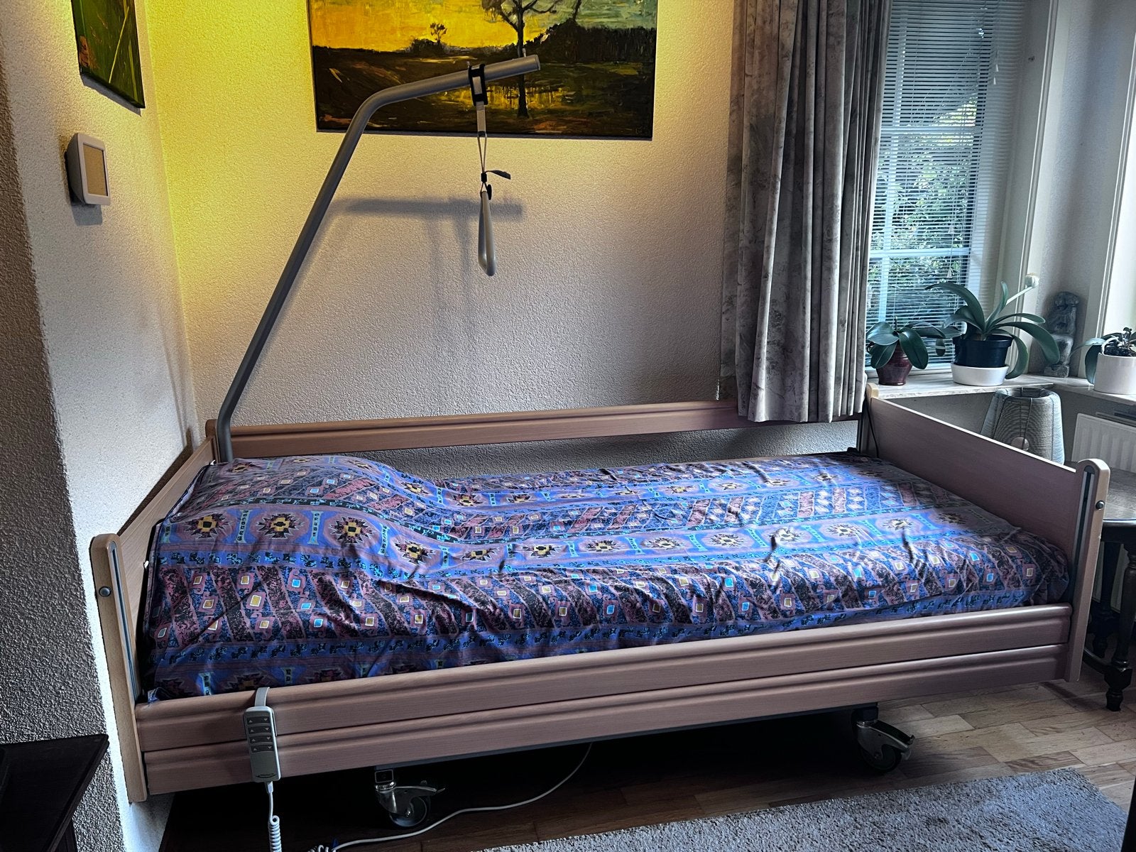 Verstelbaar eenpersoonsbed met papegaai en wielen, Ophalen, 90 cm, Eenpersoons, Bruin