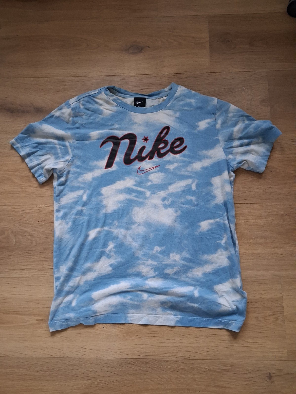 Nike T-shirt met unieke wolkenprint - Maat M, Kleding | Heren, T-shirts, Nike, Ophalen of Verzenden, Zo goed als nieuw, Meerkleurig
