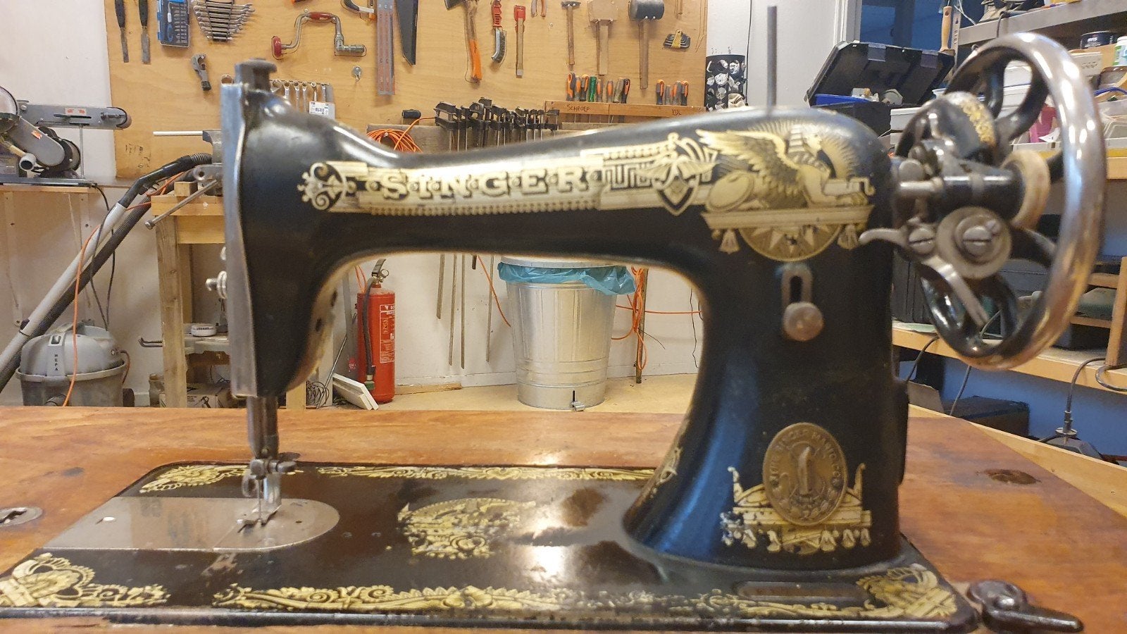Antieke Singer naaimachine, Ophalen