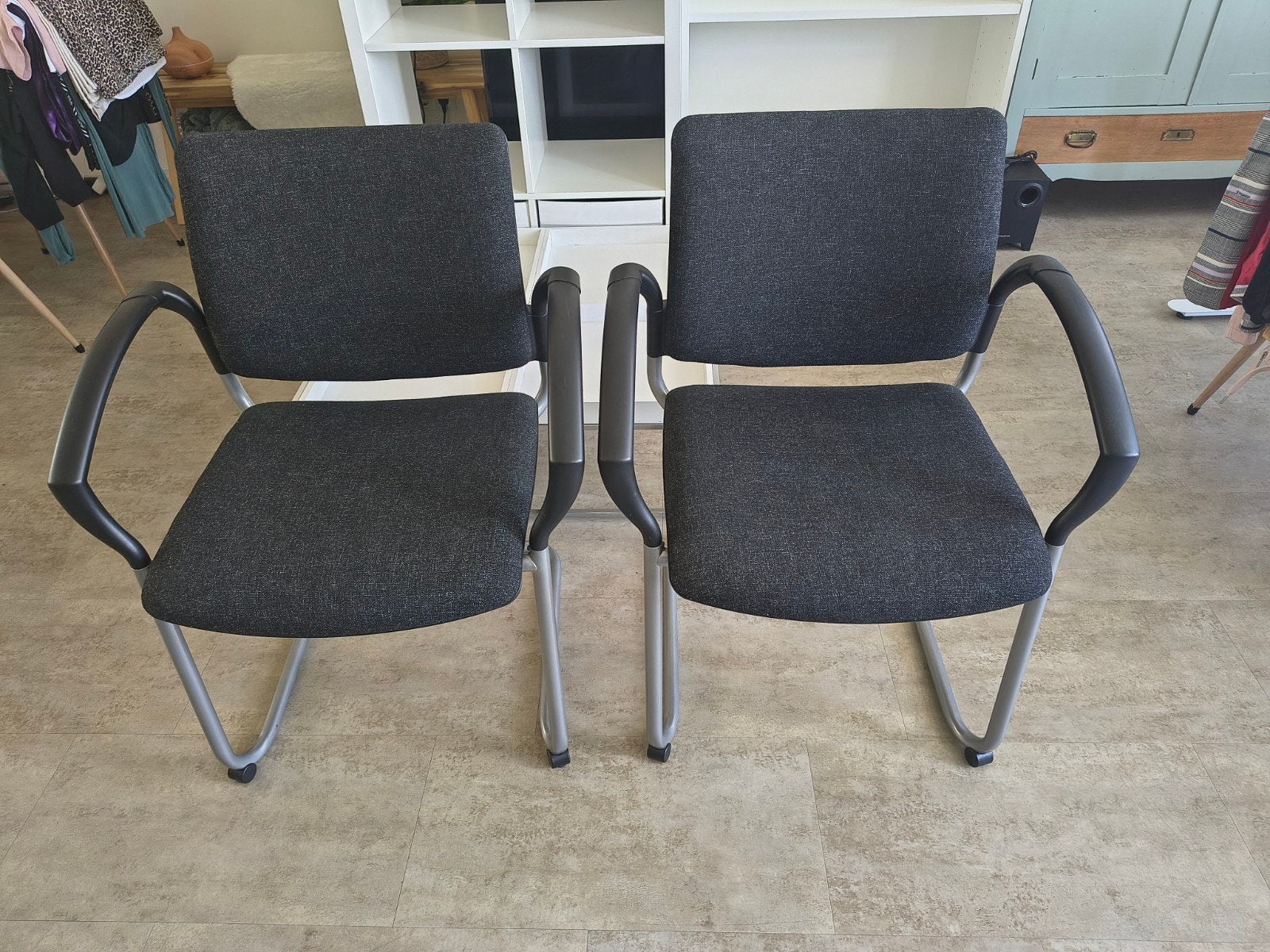 2 stoelen met armleuningen, Ophalen, Zo goed als nieuw, Grijs, Twee