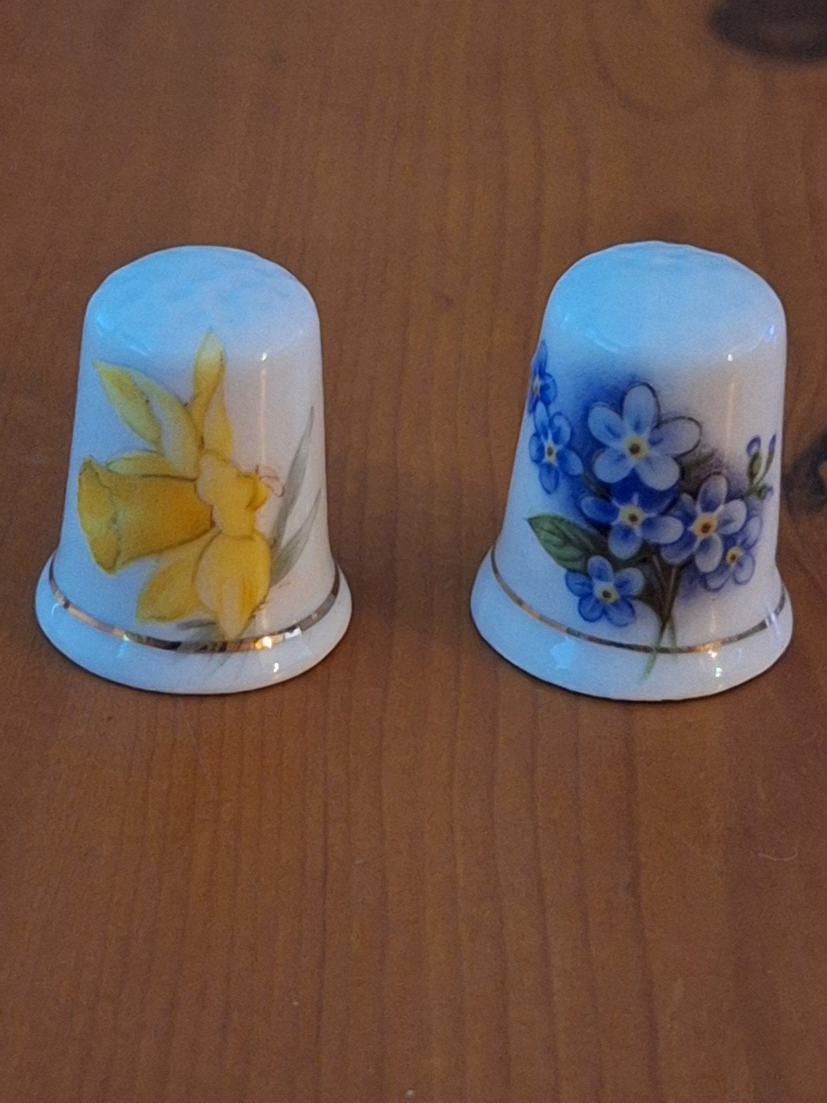2 porseleinen vingerhoeden - Bone China Engeland. Bloemen., Verzamelen, Ophalen of Verzenden, Zo goed als nieuw