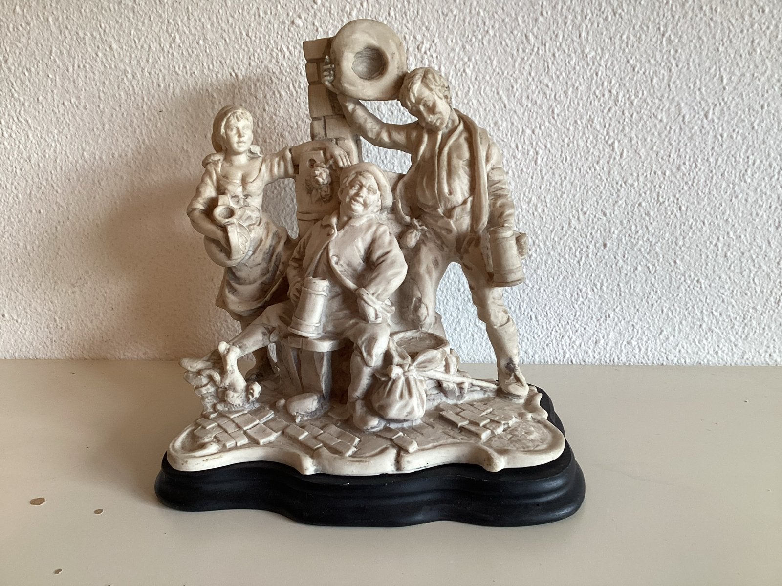 Beeldje Drinkende Mannen en Vrouw - 25x26 cm, Verzamelen, Beelden en Beeldjes, Ophalen of Verzenden, Gebruikt, Mens