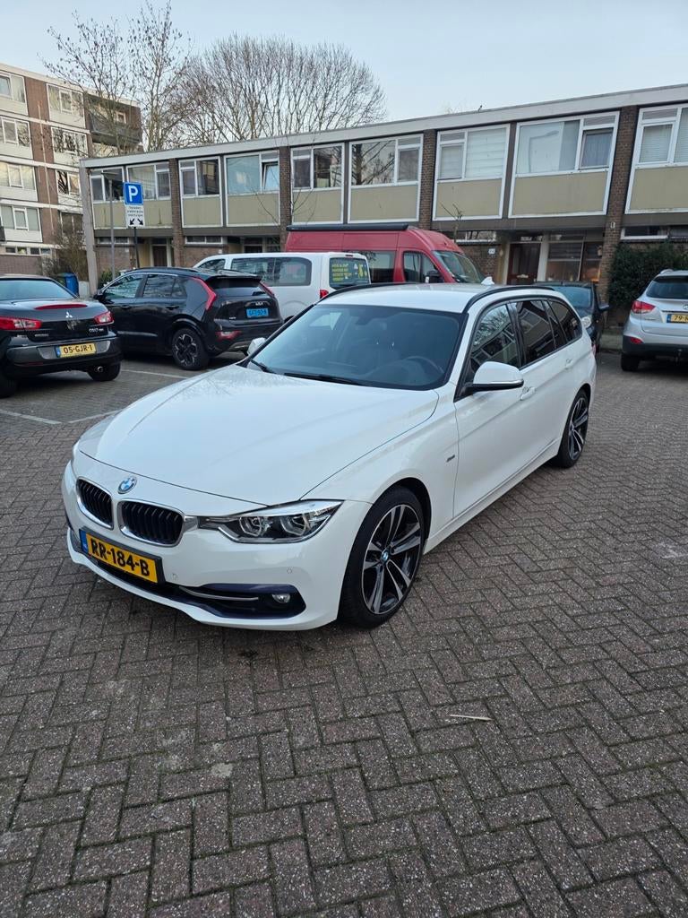 BMW 3-Serie 2.0 330I Touring AUT 2018 Wit head-up, Auto's, BMW, Achterwielaandrijving, 1800 kg, 4 cilinders, Wit