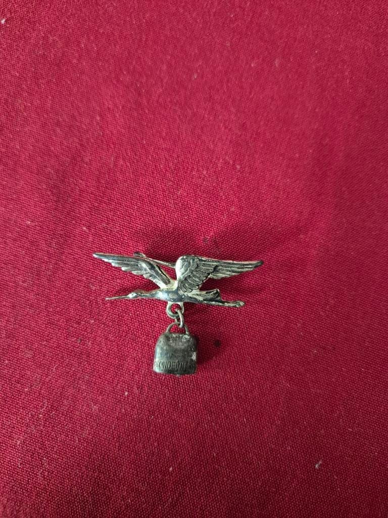 Vintage zilverkleurige broche met ooievaar en bel, Overige materialen, 4 tot 7 cm, Gebruikt, Ophalen of Verzenden
