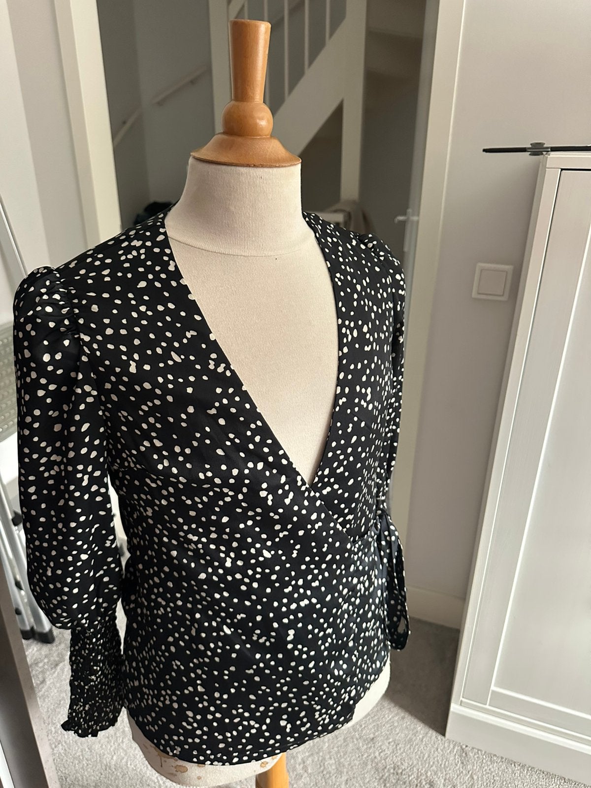 Zwart-witte blouse, Kleding | Dames, Blouses en Tunieken, Ophalen of Verzenden, Zo goed als nieuw, Maat 36 (S), Zwart