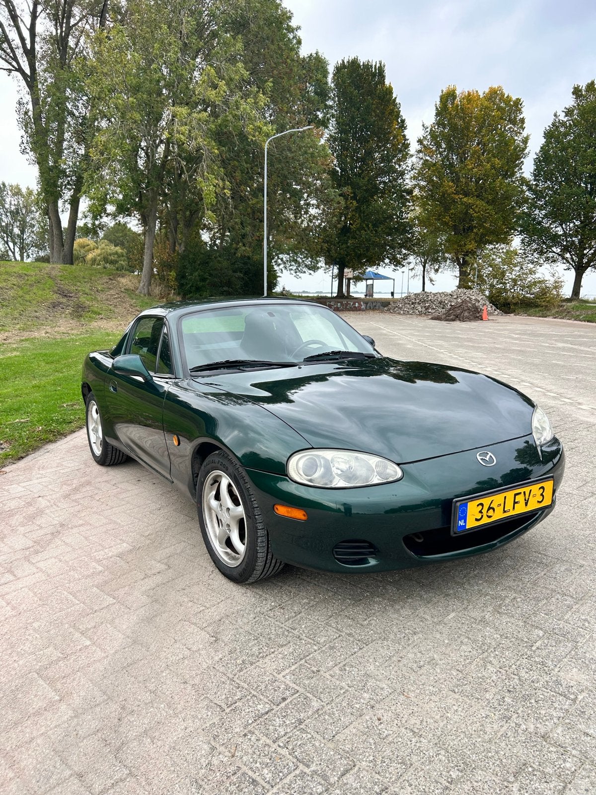 Mazda MX-5 1.6 - 2001 - cabriolet - hardtop, Auto's, Mazda, 40 €/maand, Zwart, 4 cilinders, Cabriolet