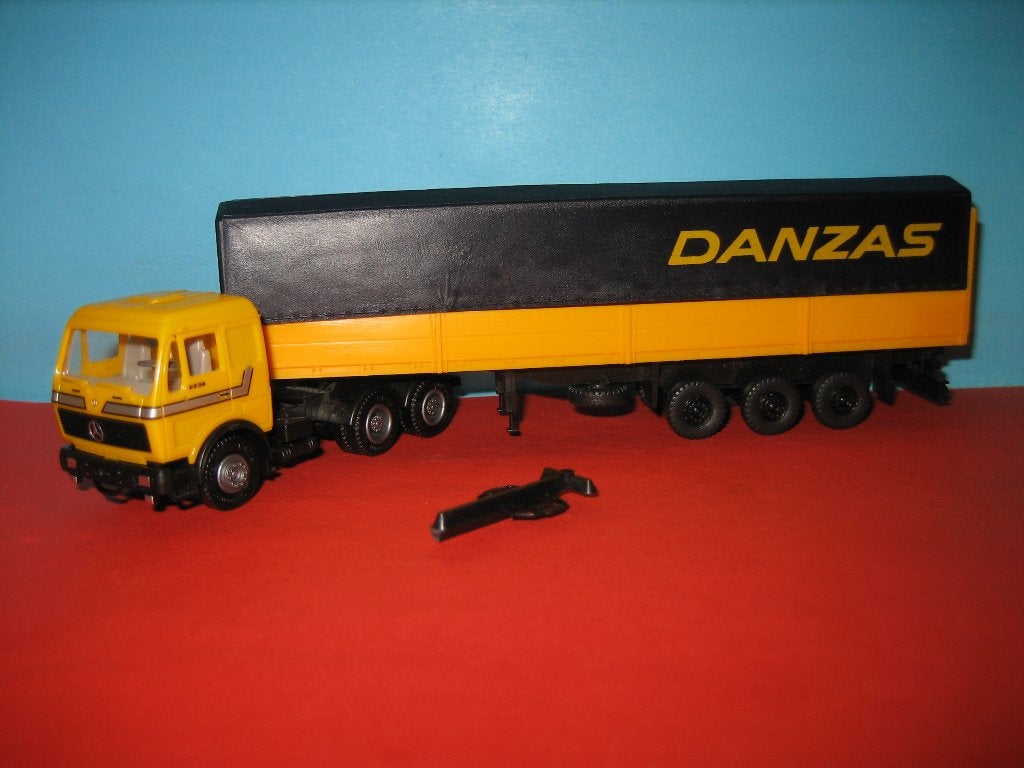 Danzas  MERCEDES met oplegger  Herpa, Ophalen of Verzenden, Zo goed als nieuw, Bus of Vrachtwagen, Herpa