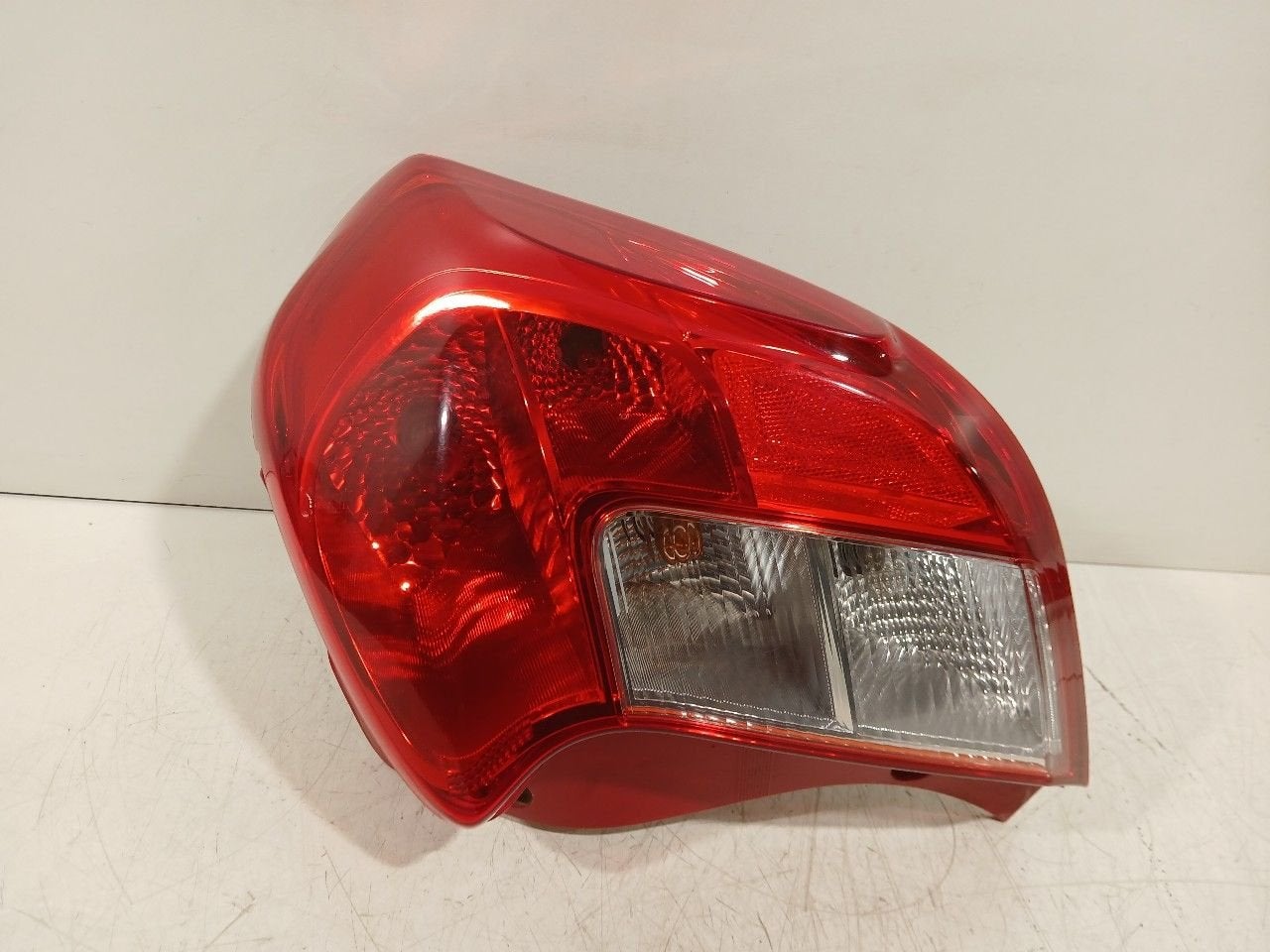 Achterlicht carrosserie rechts Opel Karl, Auto-onderdelen, Onderdelen@venauto.nl, Van der Ven Autorecycling B.V., Gebruikt, Ettenseweg 76, 4706 PB Roosendaal, The Netherlands