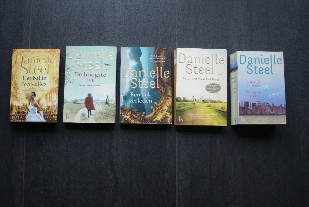 DANIELLE STEEL.. Diverse.. oa. HET BAL IN VERSAILLES 2025, Ophalen of Verzenden, Zo goed als nieuw