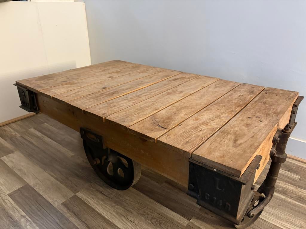 Unieke industriële salontafel – zeldzaam model, Huis en Inrichting, 100 tot 150 cm, Zo goed als nieuw, Rechthoekig, 50 tot 100 cm
