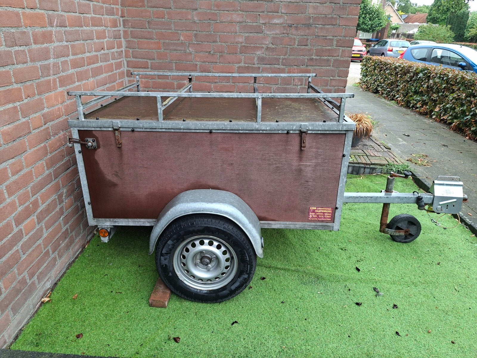 aanhanger met deksel kar, Voorwielaandrijving, Matrix, Overige carrosserieën, Bruin
