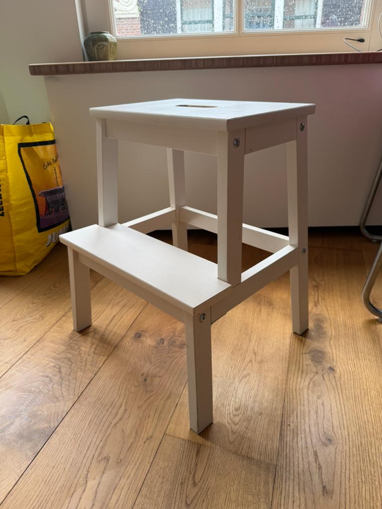 IKEA Bekväm opstapje/kruk, wit, 50 cm te koop!, Ophalen, Gebruikt, Hout