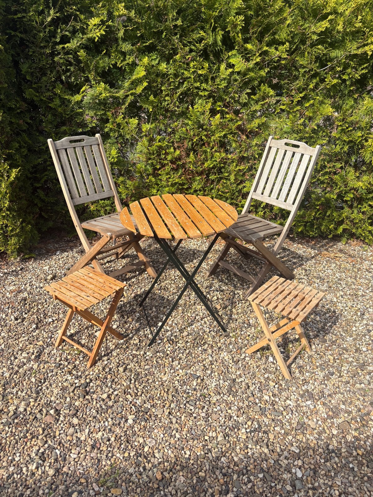 Houten tuinset: tafel, 2 stoelen, 2 krukjes, Gebruikt, Bijzettafel, Hout, Ophalen