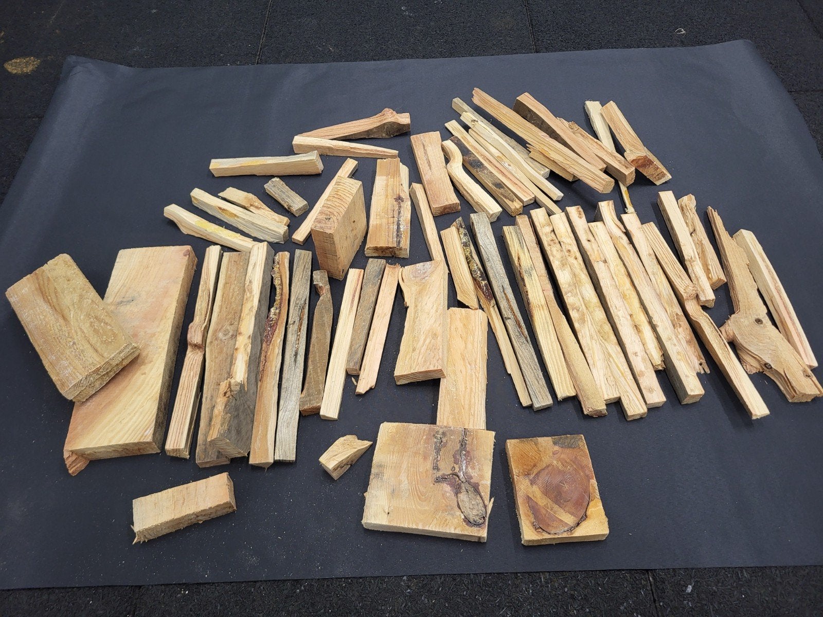 Bijna 5kilo fatwood /mayawood / kienspaan. Bushcraft, Ophalen of Verzenden, Overige houtsoorten