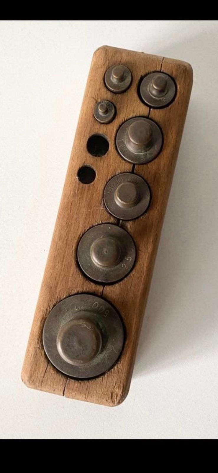 decoratieve ANTIEKE GEWICHTENSET IN HOUTEN BLOK, Antiek en Kunst, Ophalen of Verzenden