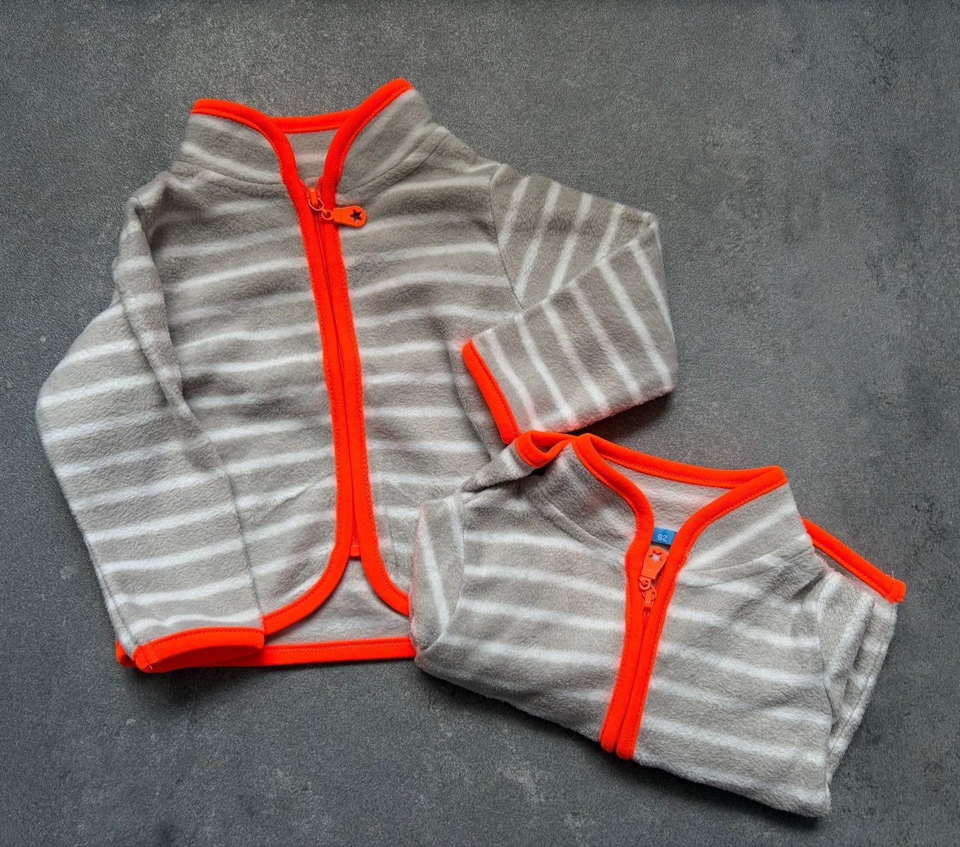 Twee Hema fleecevestjes maat 62 gestreept met oranje bies, Kinderen en Baby's, Tweelingen en Meerlingen, Ophalen of Verzenden