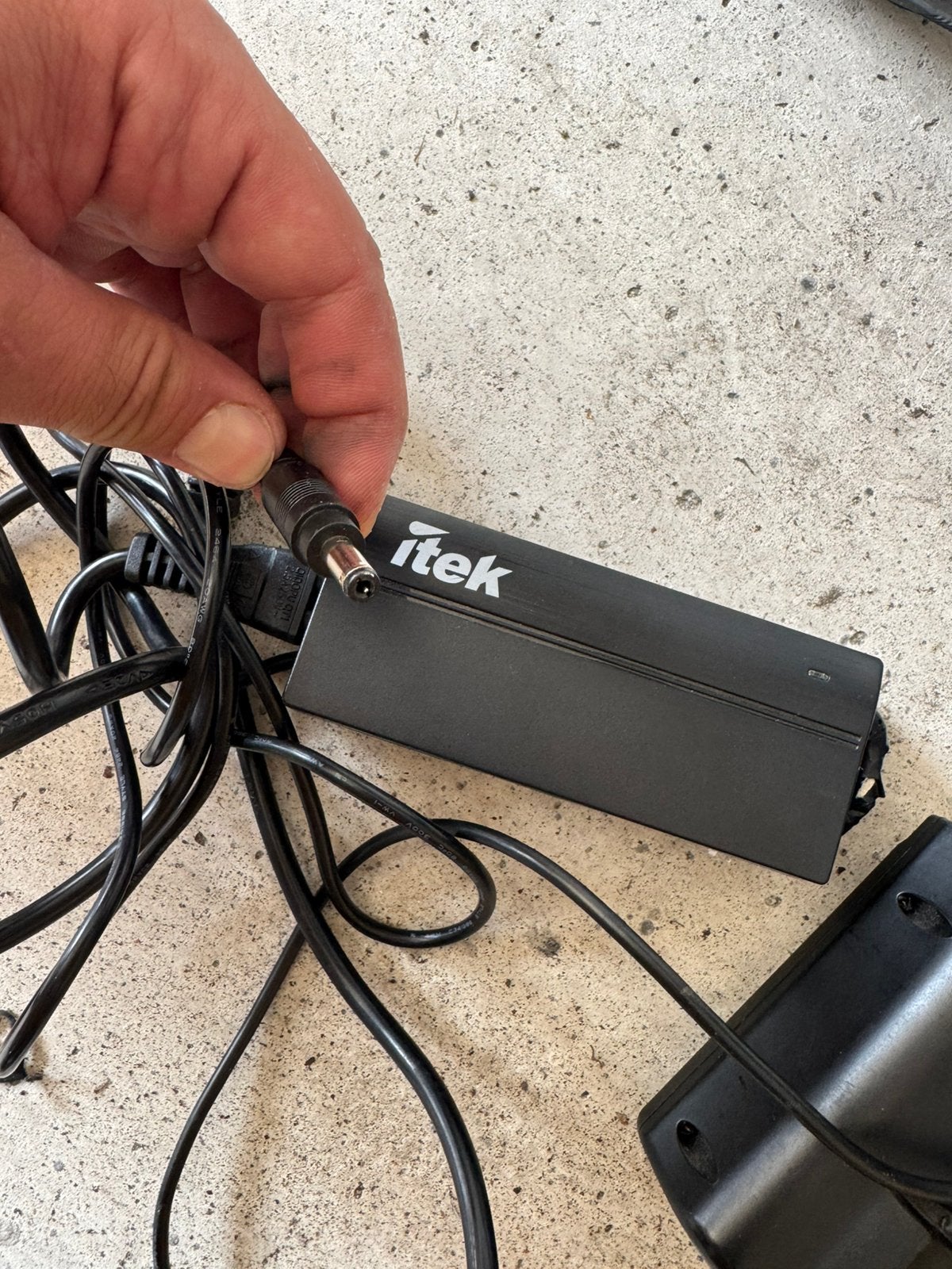 iTek Acculader voor E-bike / Step – 42V 2A, Ophalen of Verzenden, Zo goed als nieuw