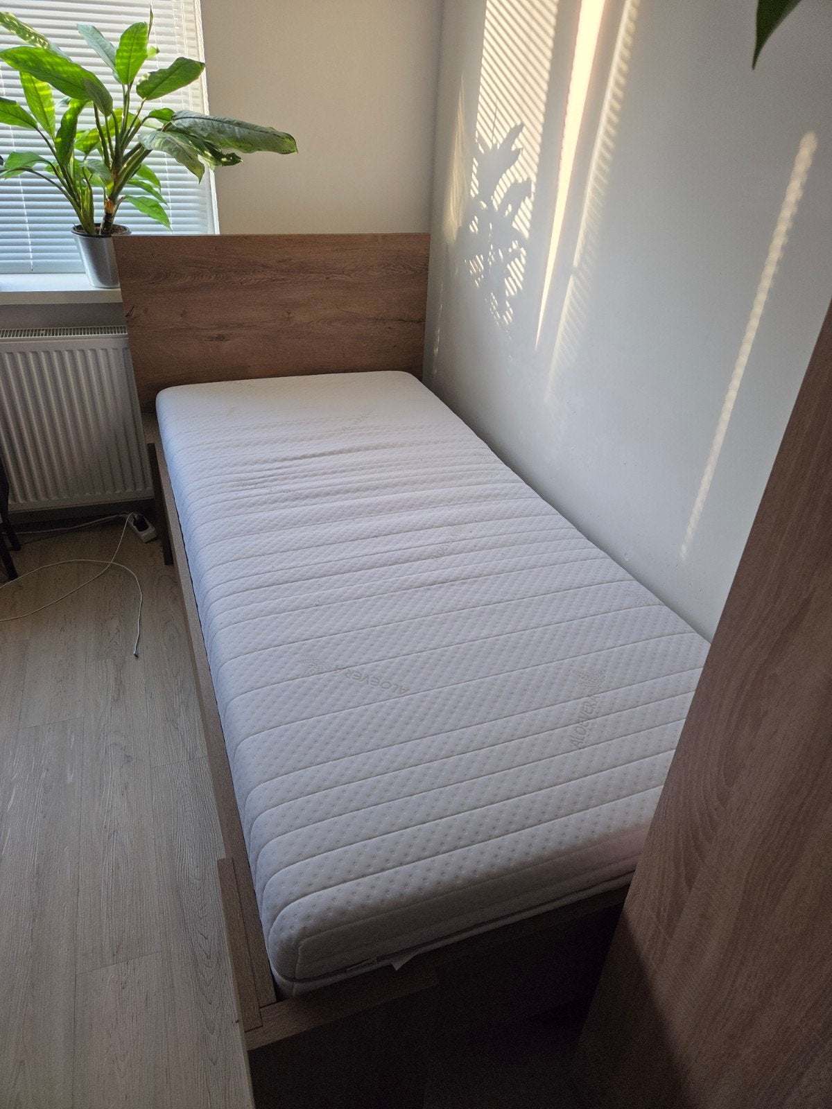 Single bed with matress, Huis en Inrichting, Slaapkamer | Slaapbanken, Ophalen of Verzenden, Gebruikt, Eenpersoons, 90 cm